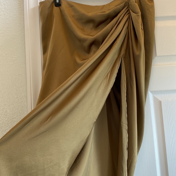 SHEIN CURVE 💝💝 ASYMMETRICAL RUCHED/SPLIT GOLD SKIRT. Size 3X (NWOT)🤩 - Picture 4 of 7